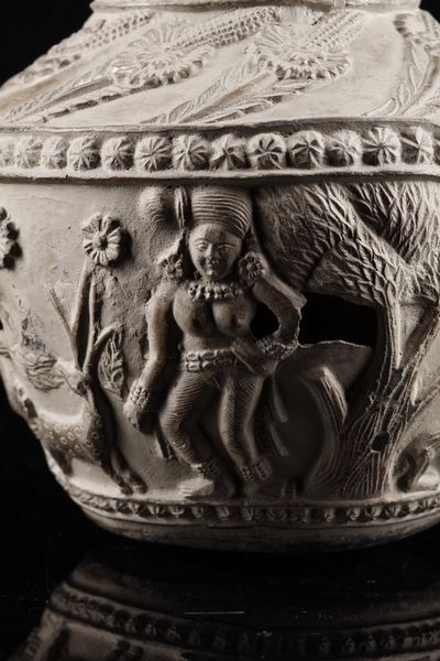 Arte Indiana : Vaso in terracotta decorato con figure  India, Bengala Occidentale, periodo Shunga, I secolo a.C.- I secolo d.C.  - Asta Asta 373 | ARTE ORIENTALE E ISLAMICA - ARTE ORIENALE E WUNDERKAMMER Online - Associazione Nazionale - Case d'Asta italiane