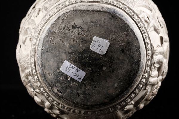 Arte Indiana : Vaso in terracotta decorato con figure  India, Bengala Occidentale, periodo Shunga, I secolo a.C.- I secolo d.C.  - Asta Asta 373 | ARTE ORIENTALE E ISLAMICA - ARTE ORIENALE E WUNDERKAMMER Online - Associazione Nazionale - Case d'Asta italiane