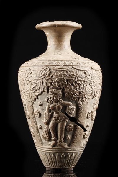 Arte Indiana : Vaso in terracotta decorata con Yakshini  India, Bengala Occidentale, periodo Shunga, I secolo a.C.- I secolo d.C.  - Asta Asta 373 | ARTE ORIENTALE E ISLAMICA - ARTE ORIENALE E WUNDERKAMMER Online - Associazione Nazionale - Case d'Asta italiane