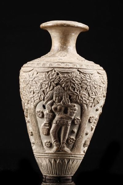 Arte Indiana : Vaso in terracotta decorata con Yakshini  India, Bengala Occidentale, periodo Shunga, I secolo a.C.- I secolo d.C.  - Asta Asta 373 | ARTE ORIENTALE E ISLAMICA - ARTE ORIENALE E WUNDERKAMMER Online - Associazione Nazionale - Case d'Asta italiane
