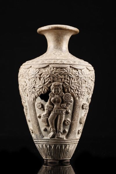 Arte Indiana : Vaso in terracotta decorata con Yakshini  India, Bengala Occidentale, periodo Shunga, I secolo a.C.- I secolo d.C.  - Asta Asta 373 | ARTE ORIENTALE E ISLAMICA - ARTE ORIENALE E WUNDERKAMMER Online - Associazione Nazionale - Case d'Asta italiane
