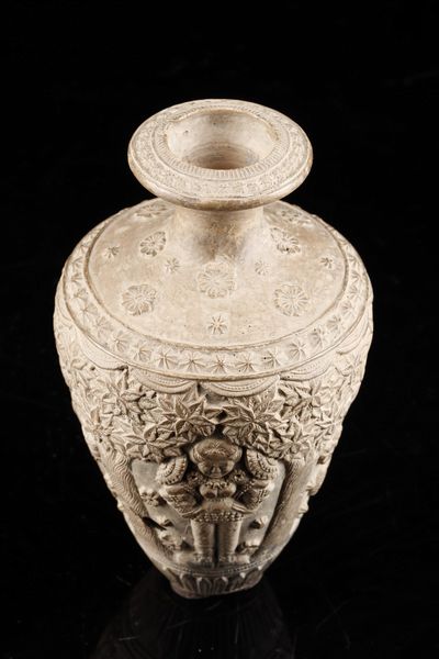 Arte Indiana : Vaso in terracotta decorata con Yakshini  India, Bengala Occidentale, periodo Shunga, I secolo a.C.- I secolo d.C.  - Asta Asta 373 | ARTE ORIENTALE E ISLAMICA - ARTE ORIENALE E WUNDERKAMMER Online - Associazione Nazionale - Case d'Asta italiane