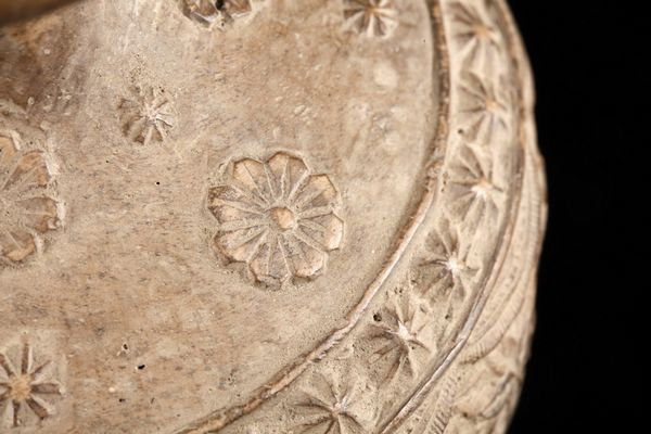 Arte Indiana : Vaso in terracotta decorata con Yakshini  India, Bengala Occidentale, periodo Shunga, I secolo a.C.- I secolo d.C.  - Asta Asta 373 | ARTE ORIENTALE E ISLAMICA - ARTE ORIENALE E WUNDERKAMMER Online - Associazione Nazionale - Case d'Asta italiane