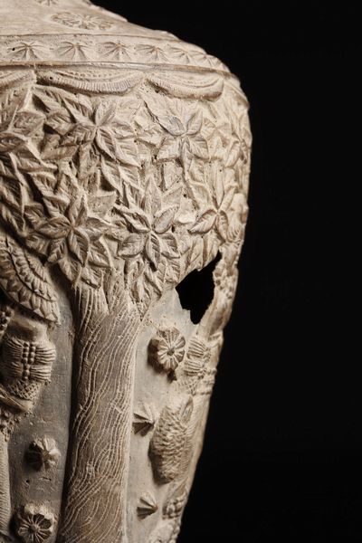 Arte Indiana : Vaso in terracotta decorata con Yakshini  India, Bengala Occidentale, periodo Shunga, I secolo a.C.- I secolo d.C.  - Asta Asta 373 | ARTE ORIENTALE E ISLAMICA - ARTE ORIENALE E WUNDERKAMMER Online - Associazione Nazionale - Case d'Asta italiane