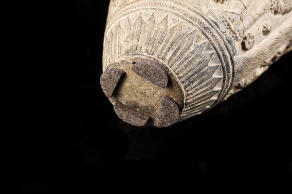 Arte Indiana : Vaso in terracotta decorata con Yakshini  India, Bengala Occidentale, periodo Shunga, I secolo a.C.- I secolo d.C.  - Asta Asta 373 | ARTE ORIENTALE E ISLAMICA - ARTE ORIENALE E WUNDERKAMMER Online - Associazione Nazionale - Case d'Asta italiane