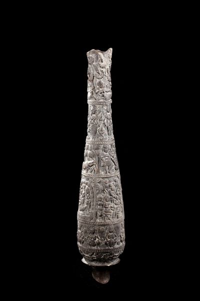 Arte Indiana : Grande vaso Chandraketugarh in terracotta  India, Bengala occidentale, periodo Shunga, I secolo a.C. - I secolo d.C.  - Asta Asta 373 | ARTE ORIENTALE E ISLAMICA - ARTE ORIENALE E WUNDERKAMMER Online - Associazione Nazionale - Case d'Asta italiane