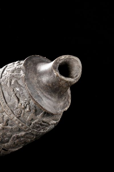 Arte Indiana : Grande vaso Chandraketugarh in terracotta  India, Bengala occidentale, periodo Shunga, I secolo a.C. - I secolo d.C.  - Asta Asta 373 | ARTE ORIENTALE E ISLAMICA - ARTE ORIENALE E WUNDERKAMMER Online - Associazione Nazionale - Case d'Asta italiane