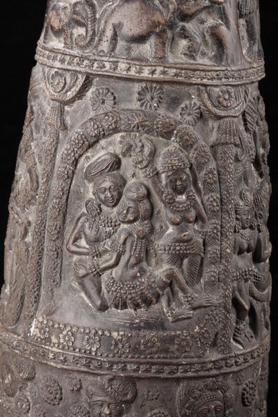 Arte Indiana : Grande vaso Chandraketugarh in terracotta  India, Bengala occidentale, periodo Shunga, I secolo a.C. - I secolo d.C.  - Asta Asta 373 | ARTE ORIENTALE E ISLAMICA - ARTE ORIENALE E WUNDERKAMMER Online - Associazione Nazionale - Case d'Asta italiane