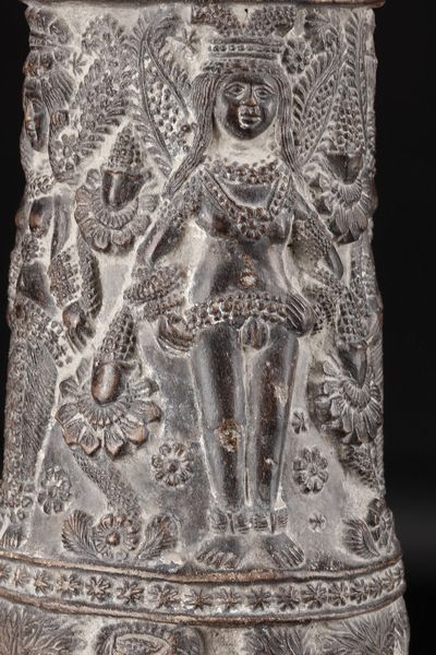 Arte Indiana : Grande vaso Chandraketugarh in terracotta  India, Bengala occidentale, periodo Shunga, I secolo a.C. - I secolo d.C.  - Asta Asta 373 | ARTE ORIENTALE E ISLAMICA - ARTE ORIENALE E WUNDERKAMMER Online - Associazione Nazionale - Case d'Asta italiane