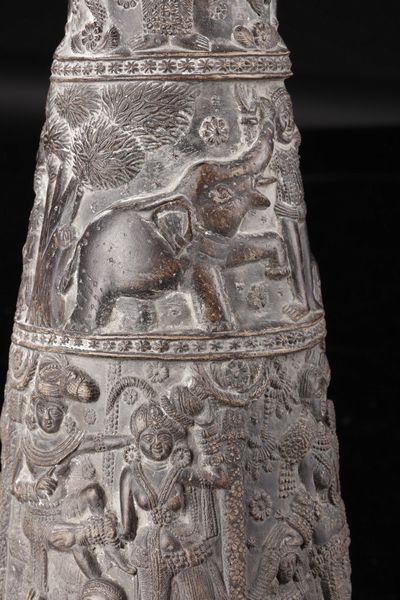 Arte Indiana : Grande vaso Chandraketugarh in terracotta  India, Bengala occidentale, periodo Shunga, I secolo a.C. - I secolo d.C.  - Asta Asta 373 | ARTE ORIENTALE E ISLAMICA - ARTE ORIENALE E WUNDERKAMMER Online - Associazione Nazionale - Case d'Asta italiane