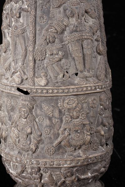 Arte Indiana : Grande vaso Chandraketugarh in terracotta  India, Bengala occidentale, periodo Shunga, I secolo a.C. - I secolo d.C.  - Asta Asta 373 | ARTE ORIENTALE E ISLAMICA - ARTE ORIENALE E WUNDERKAMMER Online - Associazione Nazionale - Case d'Asta italiane