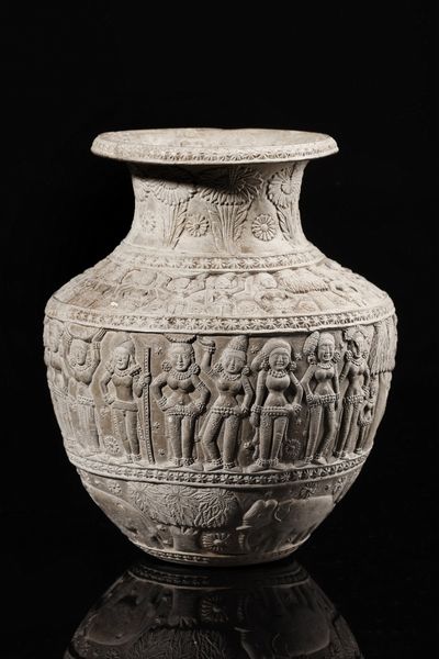 Arte Indiana : Vaso (lota) Chandraketugarh in terracotta modellato con Yaksha e Yakshini India, Bengala occidentale, periodo Shunga, I secolo a.C. - I secolo d.C.  - Asta Asta 373 | ARTE ORIENTALE E ISLAMICA - ARTE ORIENALE E WUNDERKAMMER Online - Associazione Nazionale - Case d'Asta italiane