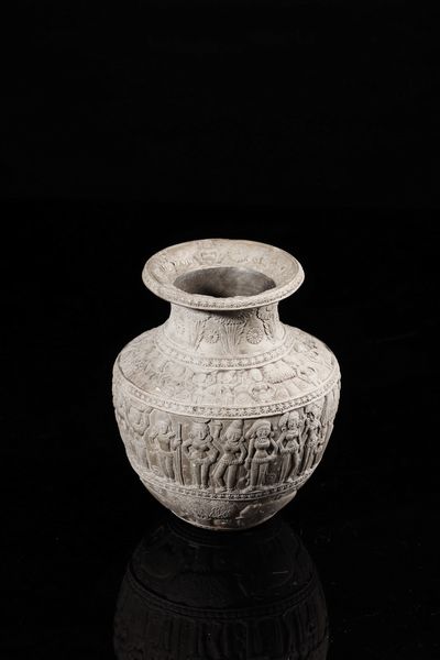 Arte Indiana : Vaso (lota) Chandraketugarh in terracotta modellato con Yaksha e Yakshini India, Bengala occidentale, periodo Shunga, I secolo a.C. - I secolo d.C.  - Asta Asta 373 | ARTE ORIENTALE E ISLAMICA - ARTE ORIENALE E WUNDERKAMMER Online - Associazione Nazionale - Case d'Asta italiane