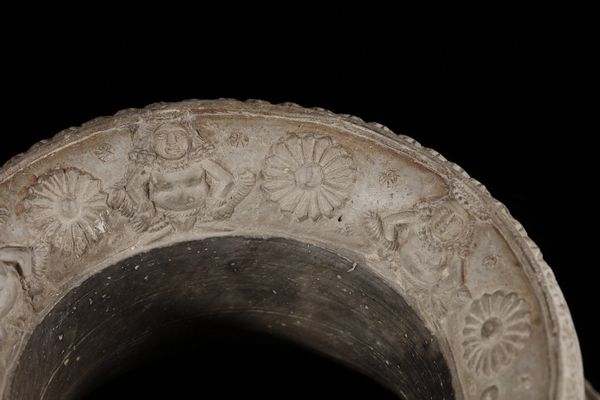 Arte Indiana : Vaso (lota) Chandraketugarh in terracotta modellato con Yaksha e Yakshini India, Bengala occidentale, periodo Shunga, I secolo a.C. - I secolo d.C.  - Asta Asta 373 | ARTE ORIENTALE E ISLAMICA - ARTE ORIENALE E WUNDERKAMMER Online - Associazione Nazionale - Case d'Asta italiane