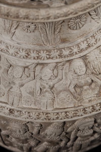 Arte Indiana : Vaso (lota) Chandraketugarh in terracotta modellato con Yaksha e Yakshini India, Bengala occidentale, periodo Shunga, I secolo a.C. - I secolo d.C.  - Asta Asta 373 | ARTE ORIENTALE E ISLAMICA - ARTE ORIENALE E WUNDERKAMMER Online - Associazione Nazionale - Case d'Asta italiane