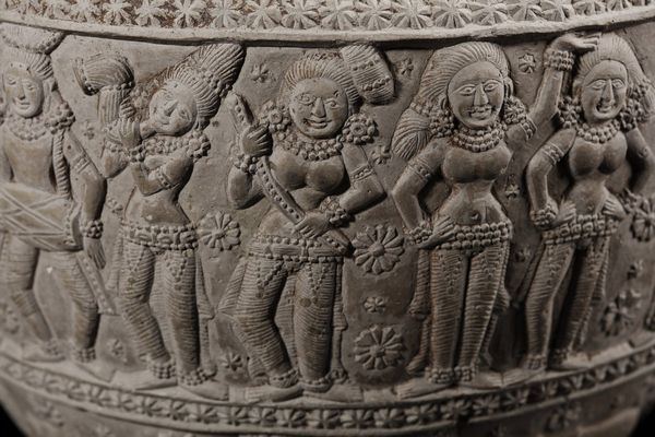 Arte Indiana : Vaso (lota) Chandraketugarh in terracotta modellato con Yaksha e Yakshini India, Bengala occidentale, periodo Shunga, I secolo a.C. - I secolo d.C.  - Asta Asta 373 | ARTE ORIENTALE E ISLAMICA - ARTE ORIENALE E WUNDERKAMMER Online - Associazione Nazionale - Case d'Asta italiane