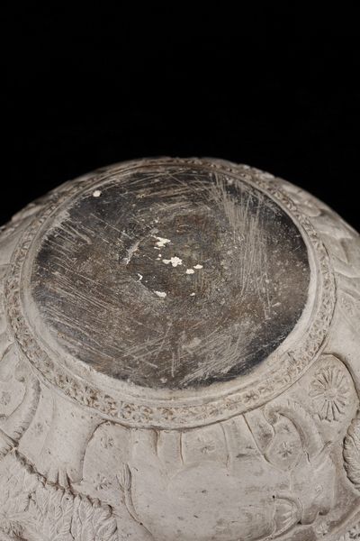 Arte Indiana : Vaso (lota) Chandraketugarh in terracotta modellato con Yaksha e Yakshini India, Bengala occidentale, periodo Shunga, I secolo a.C. - I secolo d.C.  - Asta Asta 373 | ARTE ORIENTALE E ISLAMICA - ARTE ORIENALE E WUNDERKAMMER Online - Associazione Nazionale - Case d'Asta italiane