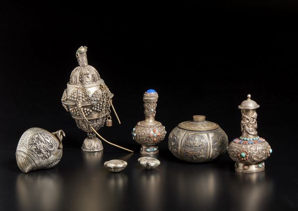 Arte Cinese : Gruppo di cinque contenitori e due lingotti in argento  Cina, dinastia Qing, XIX secolo  - Asta Asta 373 | ARTE ORIENTALE E ISLAMICA - ARTE ORIENALE E WUNDERKAMMER Online - Associazione Nazionale - Case d'Asta italiane