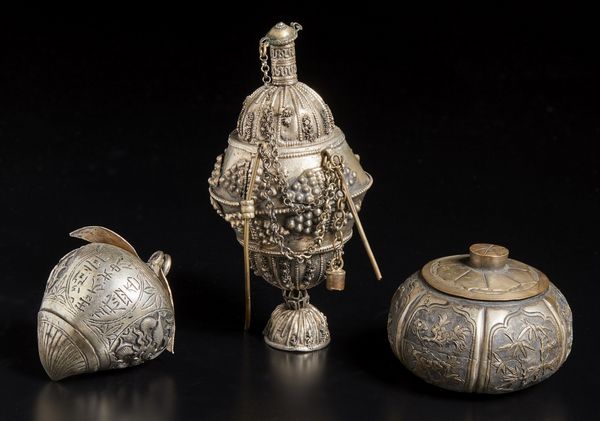 Arte Cinese : Gruppo di cinque contenitori e due lingotti in argento  Cina, dinastia Qing, XIX secolo  - Asta Asta 373 | ARTE ORIENTALE E ISLAMICA - ARTE ORIENALE E WUNDERKAMMER Online - Associazione Nazionale - Case d'Asta italiane
