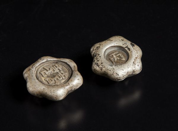 Arte Cinese : Gruppo di cinque contenitori e due lingotti in argento  Cina, dinastia Qing, XIX secolo  - Asta Asta 373 | ARTE ORIENTALE E ISLAMICA - ARTE ORIENALE E WUNDERKAMMER Online - Associazione Nazionale - Case d'Asta italiane