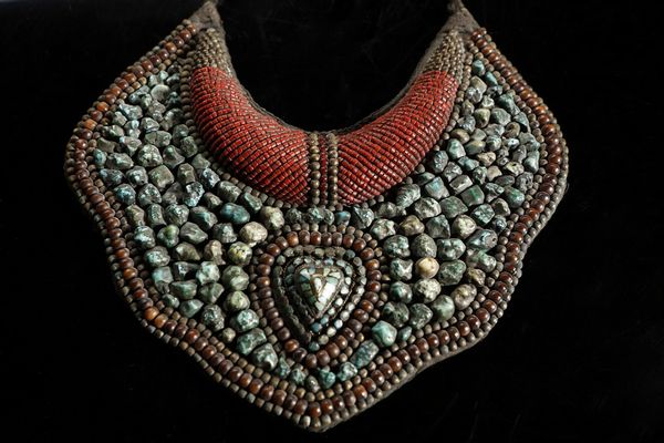 Arte Himalayana : Pettorale di turchesi e corallo  Ladakh, inizio XX secolo  - Asta Asta 373 | ARTE ORIENTALE E ISLAMICA - ARTE ORIENALE E WUNDERKAMMER Online - Associazione Nazionale - Case d'Asta italiane