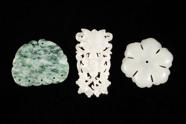 Arte Cinese : Tre manufatti in giada  Cina, XX secolo  - Asta Asta 373 | ARTE ORIENTALE E ISLAMICA - ARTE ORIENALE E WUNDERKAMMER Online - Associazione Nazionale - Case d'Asta italiane