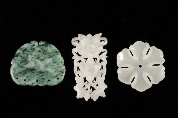 Arte Cinese : Tre manufatti in giada  Cina, XX secolo  - Asta Asta 373 | ARTE ORIENTALE E ISLAMICA - ARTE ORIENALE E WUNDERKAMMER Online - Associazione Nazionale - Case d'Asta italiane