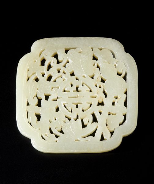 Arte Cinese : Placca traforata in giada   Cina, dinastia Qing, XIX secolo  - Asta Asta 373 | ARTE ORIENTALE E ISLAMICA - ARTE ORIENALE E WUNDERKAMMER Online - Associazione Nazionale - Case d'Asta italiane