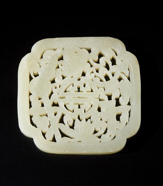 Arte Cinese : Placca traforata in giada   Cina, dinastia Qing, XIX secolo  - Asta Asta 373 | ARTE ORIENTALE E ISLAMICA - ARTE ORIENALE E WUNDERKAMMER Online - Associazione Nazionale - Case d'Asta italiane