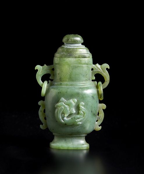 Arte Cinese : Piccola anfora in giada verde  Cina, dinastia Qing, XIX secolo  - Asta Asta 373 | ARTE ORIENTALE E ISLAMICA - ARTE ORIENALE E WUNDERKAMMER Online - Associazione Nazionale - Case d'Asta italiane