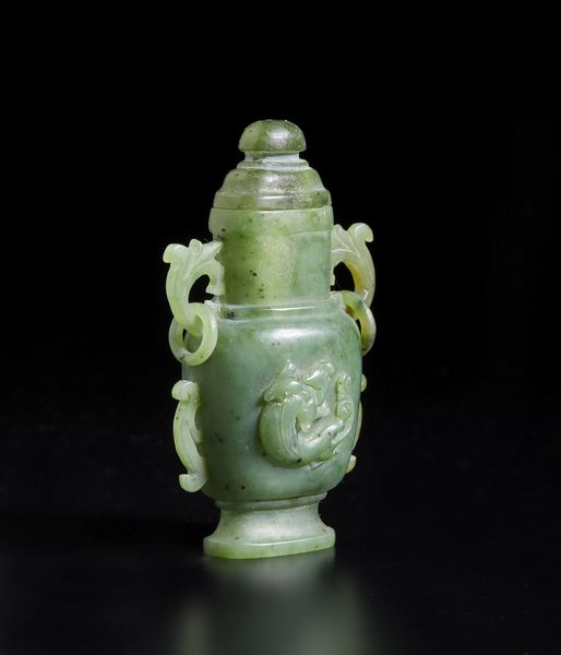 Arte Cinese : Piccola anfora in giada verde  Cina, dinastia Qing, XIX secolo  - Asta Asta 373 | ARTE ORIENTALE E ISLAMICA - ARTE ORIENALE E WUNDERKAMMER Online - Associazione Nazionale - Case d'Asta italiane