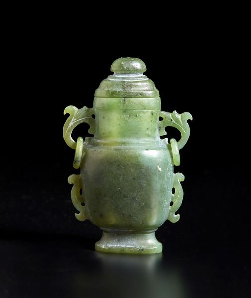 Arte Cinese : Piccola anfora in giada verde  Cina, dinastia Qing, XIX secolo  - Asta Asta 373 | ARTE ORIENTALE E ISLAMICA - ARTE ORIENALE E WUNDERKAMMER Online - Associazione Nazionale - Case d'Asta italiane