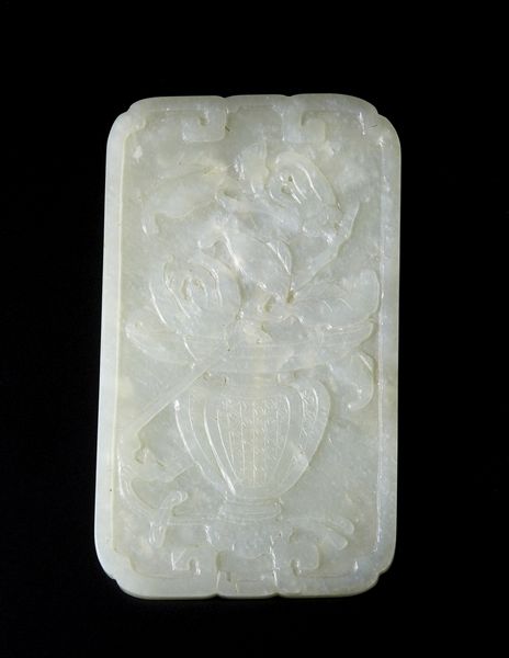 Arte Cinese : Placca rettangolare in giada  Cina, dinastia Qing, XIX secolo  - Asta Asta 373 | ARTE ORIENTALE E ISLAMICA - ARTE ORIENALE E WUNDERKAMMER Online - Associazione Nazionale - Case d'Asta italiane