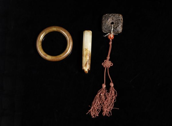 Arte Cinese : Lotto composto da tre manufatti in giada e corno Cina, XIX secolo  - Asta Asta 373 | ARTE ORIENTALE E ISLAMICA - ARTE ORIENALE E WUNDERKAMMER Online - Associazione Nazionale - Case d'Asta italiane