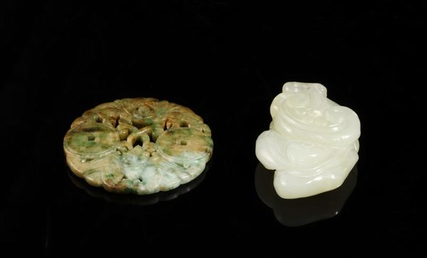 Arte Cinese : Due pendenti in giada  Cina, XX secolo  - Asta Asta 373 | ARTE ORIENTALE E ISLAMICA - ARTE ORIENALE E WUNDERKAMMER Online - Associazione Nazionale - Case d'Asta italiane