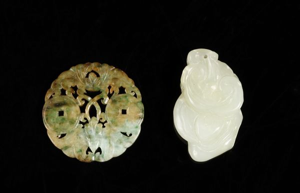 Arte Cinese : Due pendenti in giada  Cina, XX secolo  - Asta Asta 373 | ARTE ORIENTALE E ISLAMICA - ARTE ORIENALE E WUNDERKAMMER Online - Associazione Nazionale - Case d'Asta italiane