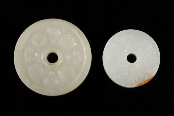 Arte Cinese : Due manufatti in giada raffiguranti dischi pi lavorati a chicco di miglio  Cina, XX secolo  - Asta Asta 373 | ARTE ORIENTALE E ISLAMICA - ARTE ORIENALE E WUNDERKAMMER Online - Associazione Nazionale - Case d'Asta italiane