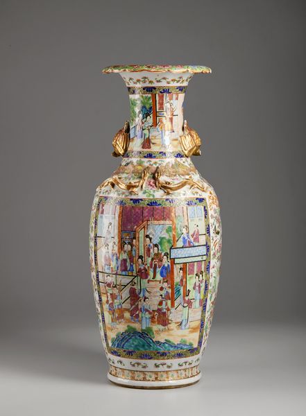 Arte Cinese : Grande vaso in porcellana Canton  Cina, dinastia Qing, XIX secolo  - Asta Asta 373 | ARTE ORIENTALE E ISLAMICA - ARTE ORIENALE E WUNDERKAMMER Online - Associazione Nazionale - Case d'Asta italiane