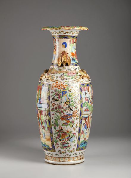 Arte Cinese : Grande vaso in porcellana Canton  Cina, dinastia Qing, XIX secolo  - Asta Asta 373 | ARTE ORIENTALE E ISLAMICA - ARTE ORIENALE E WUNDERKAMMER Online - Associazione Nazionale - Case d'Asta italiane