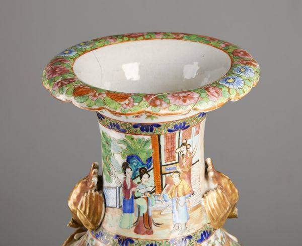 Arte Cinese : Grande vaso in porcellana Canton  Cina, dinastia Qing, XIX secolo  - Asta Asta 373 | ARTE ORIENTALE E ISLAMICA - ARTE ORIENALE E WUNDERKAMMER Online - Associazione Nazionale - Case d'Asta italiane