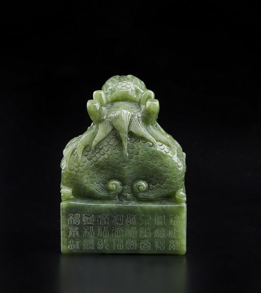 Arte Cinese : Sigillo in giada con impugnatura in forma di Qilin Cina, XX secolo  - Asta Asta 373 | ARTE ORIENTALE E ISLAMICA - ARTE ORIENALE E WUNDERKAMMER Online - Associazione Nazionale - Case d'Asta italiane