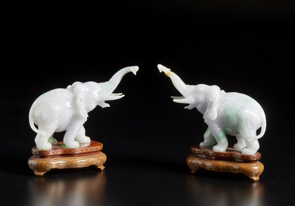 Arte Cinese : Coppia di elefanti in giadeite  Cina, XX secolo  - Asta Asta 373 | ARTE ORIENTALE E ISLAMICA - ARTE ORIENALE E WUNDERKAMMER Online - Associazione Nazionale - Case d'Asta italiane