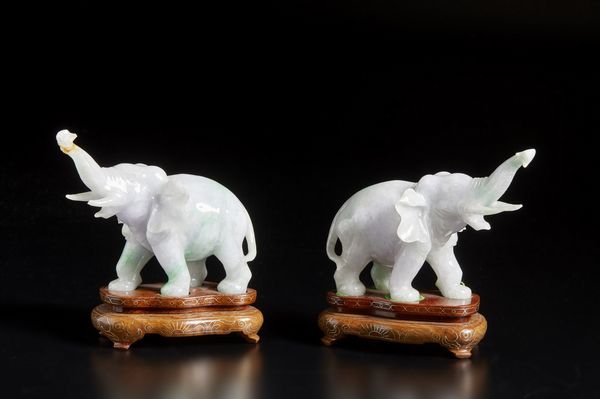 Arte Cinese : Coppia di elefanti in giadeite  Cina, XX secolo  - Asta Asta 373 | ARTE ORIENTALE E ISLAMICA - ARTE ORIENALE E WUNDERKAMMER Online - Associazione Nazionale - Case d'Asta italiane