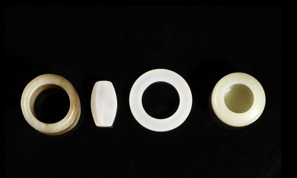 Arte Cinese : Gruppo di quattro manufatti in giada  Cina, XIX - XX secolo  - Asta Asta 373 | ARTE ORIENTALE E ISLAMICA - ARTE ORIENALE E WUNDERKAMMER Online - Associazione Nazionale - Case d'Asta italiane