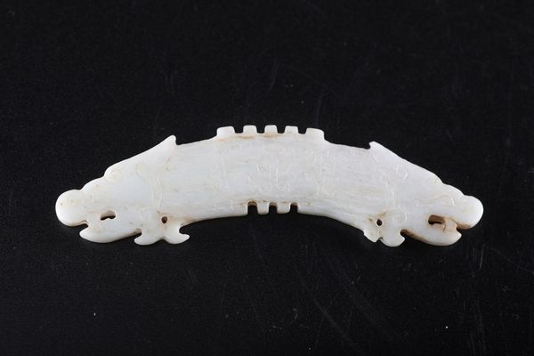 Arte Cinese : Huang in giada bianca in forma di animale mitologico ed inciso con motivi arcaici  Cina, periodo Stati Combattenti  - Asta Asta 373 | ARTE ORIENTALE E ISLAMICA - ARTE ORIENALE E WUNDERKAMMER Online - Associazione Nazionale - Case d'Asta italiane
