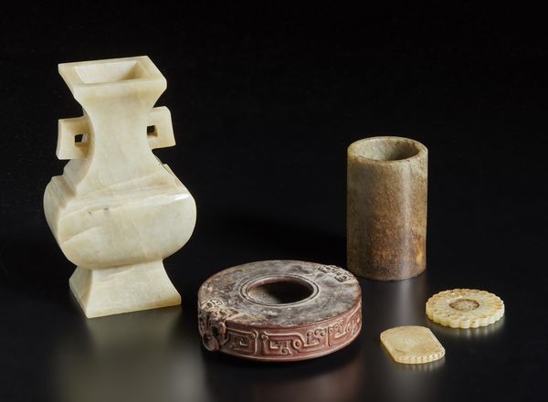 Arte Cinese : Gruppo di accessori in giada  Cina, dinastia Qing, XIX secolo  - Asta Asta 373 | ARTE ORIENTALE E ISLAMICA - ARTE ORIENALE E WUNDERKAMMER Online - Associazione Nazionale - Case d'Asta italiane