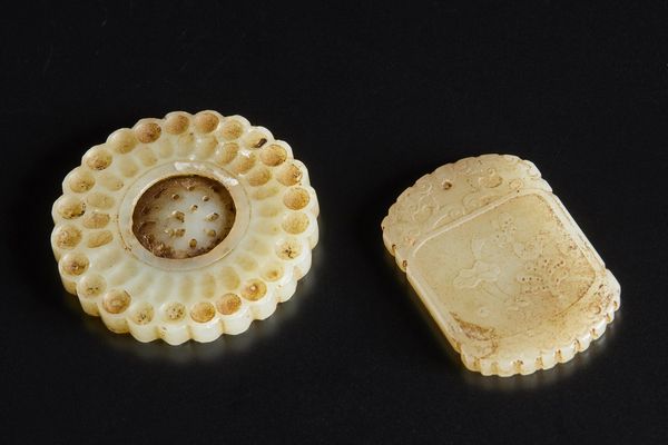 Arte Cinese : Gruppo di accessori in giada  Cina, dinastia Qing, XIX secolo  - Asta Asta 373 | ARTE ORIENTALE E ISLAMICA - ARTE ORIENALE E WUNDERKAMMER Online - Associazione Nazionale - Case d'Asta italiane