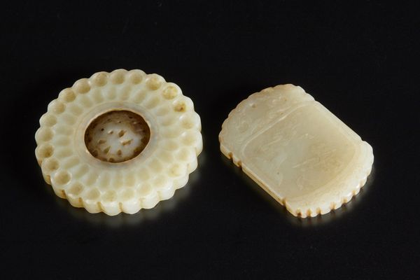 Arte Cinese : Gruppo di accessori in giada  Cina, dinastia Qing, XIX secolo  - Asta Asta 373 | ARTE ORIENTALE E ISLAMICA - ARTE ORIENALE E WUNDERKAMMER Online - Associazione Nazionale - Case d'Asta italiane