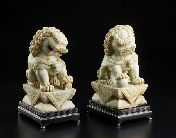 Arte Cinese : Coppia di cani di pho in giada  Cina, XX secolo  - Asta Asta 373 | ARTE ORIENTALE E ISLAMICA - ARTE ORIENALE E WUNDERKAMMER Online - Associazione Nazionale - Case d'Asta italiane