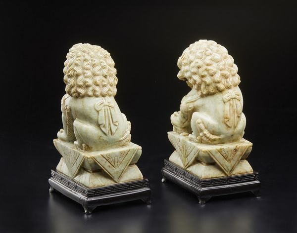 Arte Cinese : Coppia di cani di pho in giada  Cina, XX secolo  - Asta Asta 373 | ARTE ORIENTALE E ISLAMICA - ARTE ORIENALE E WUNDERKAMMER Online - Associazione Nazionale - Case d'Asta italiane